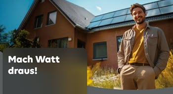  Dekoratives Bild. Ein lächelnder Mann mit Händen in seiner Hostentasche. Im Hintergrund ein Haus mit einer Solaranlage auf dem Dach.